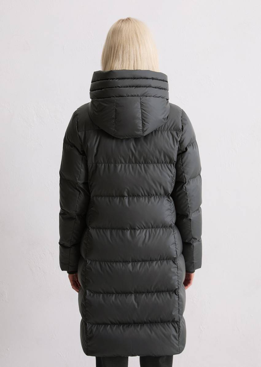 Hooded down coat shaped with water-repellent surface