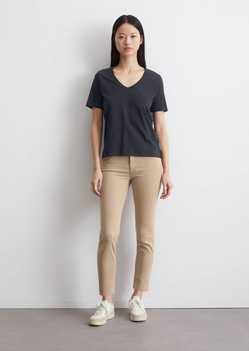 V-neck T-shirt, regular fit made of organic cotton