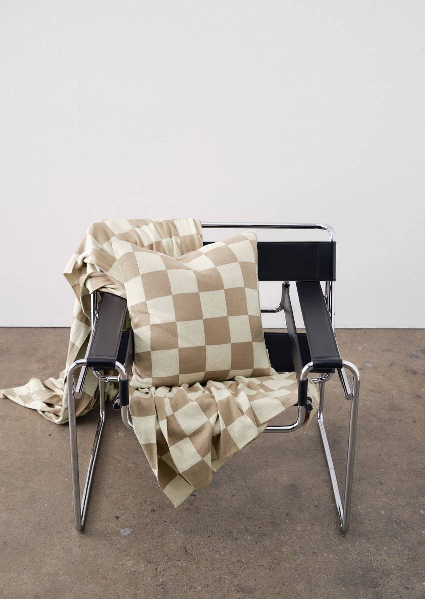 Plaid model Rykki made from organic cotton