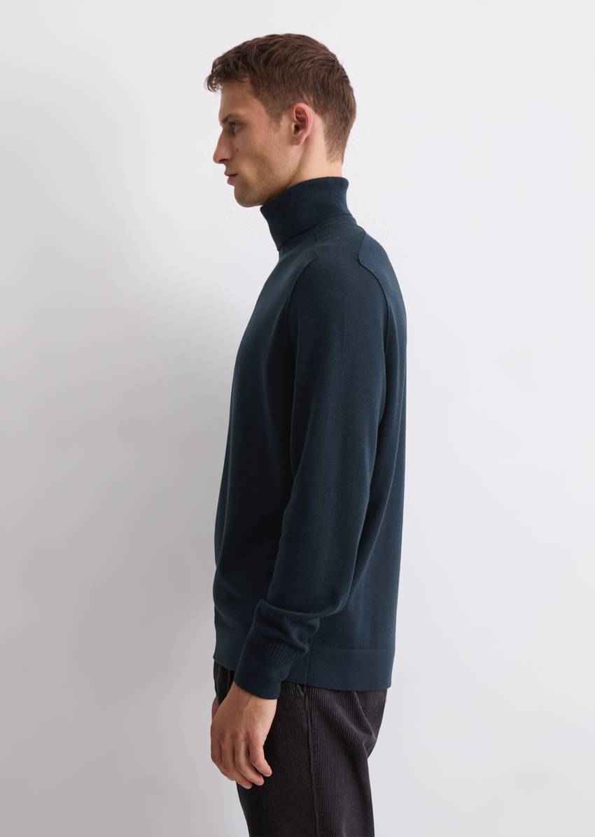 Regular turtleneck sweater made from soft merino wool