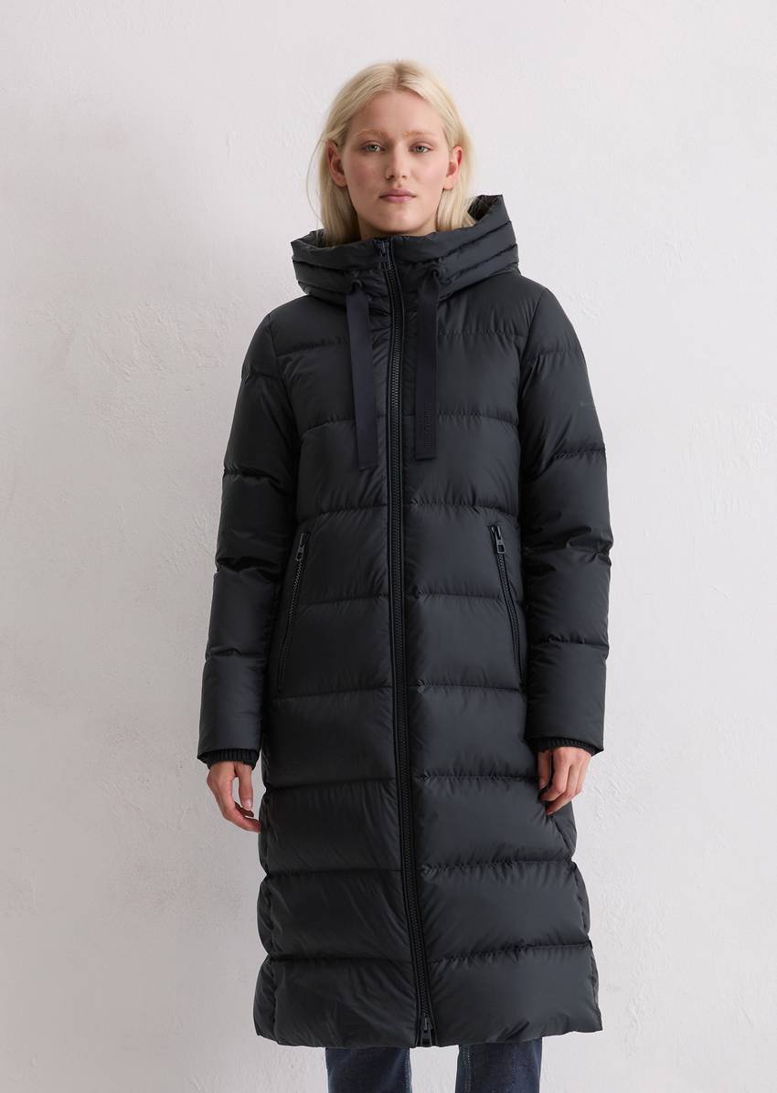 Hooded down coat fitted with water-repellent surface