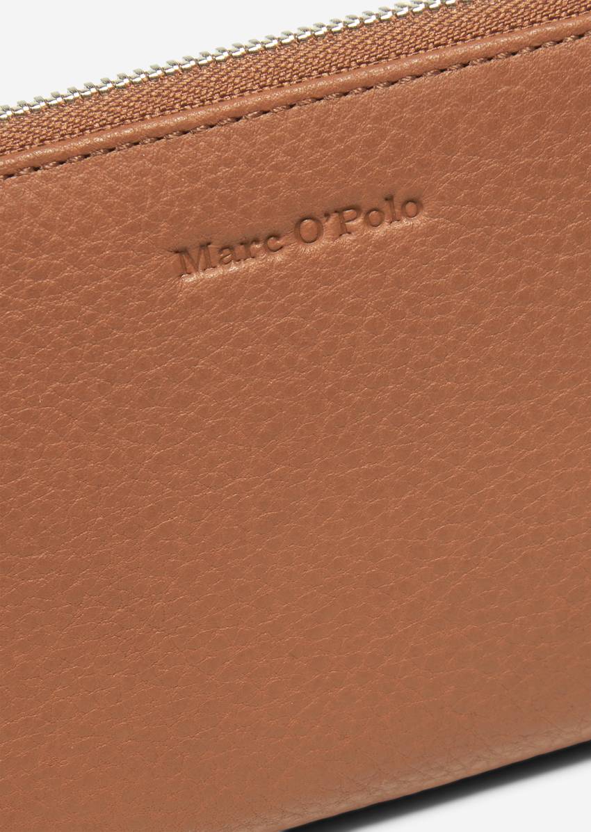 Zip purse Made of high-quality leather material