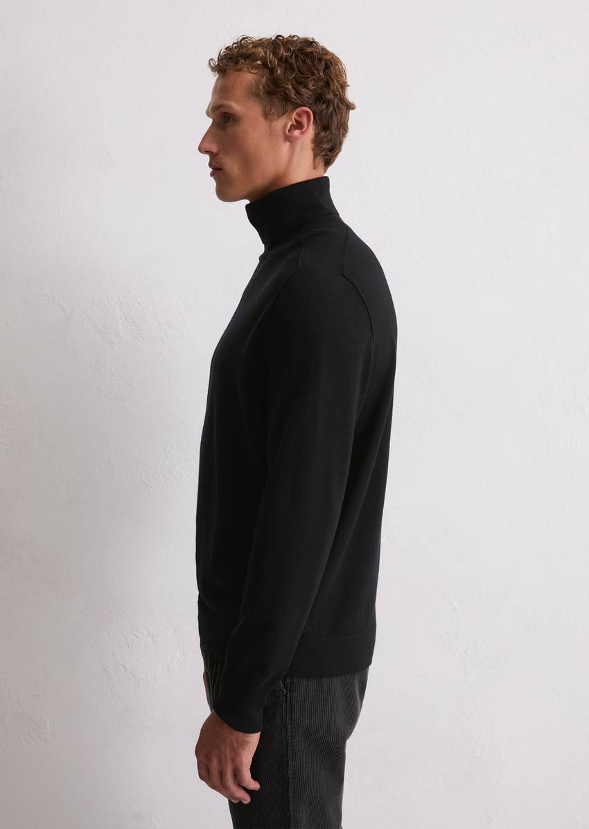 Regular turtleneck sweater made from soft merino wool