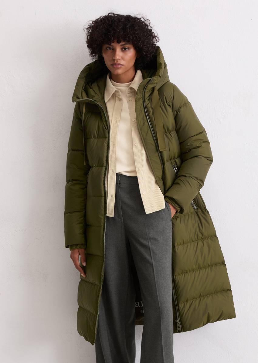 Hooded down coat fitted with water-repellent surface