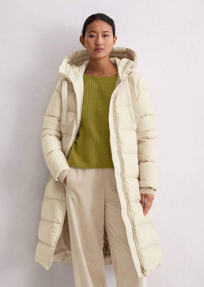 Hooded down coat fitted with water-repellent surface