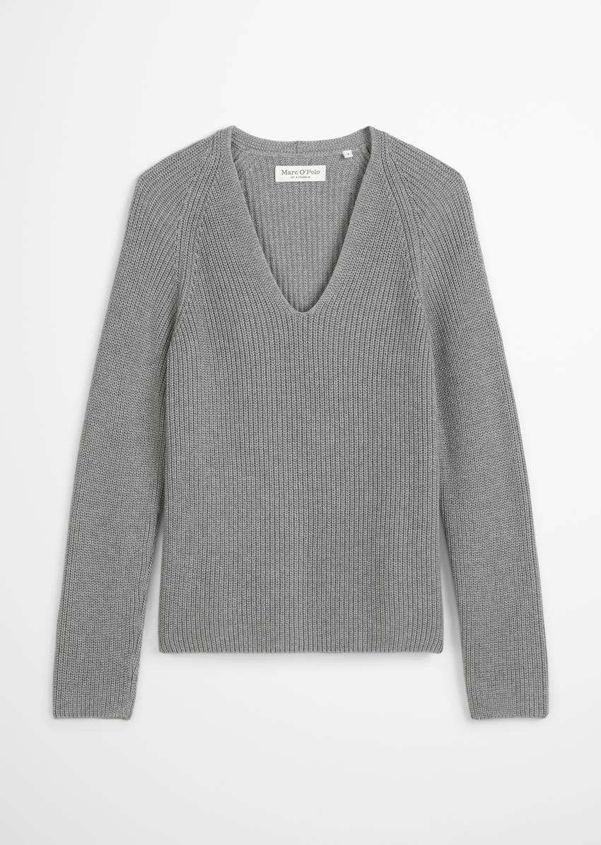 V-neck knitted sweater relaxed made from soft cotton yarn