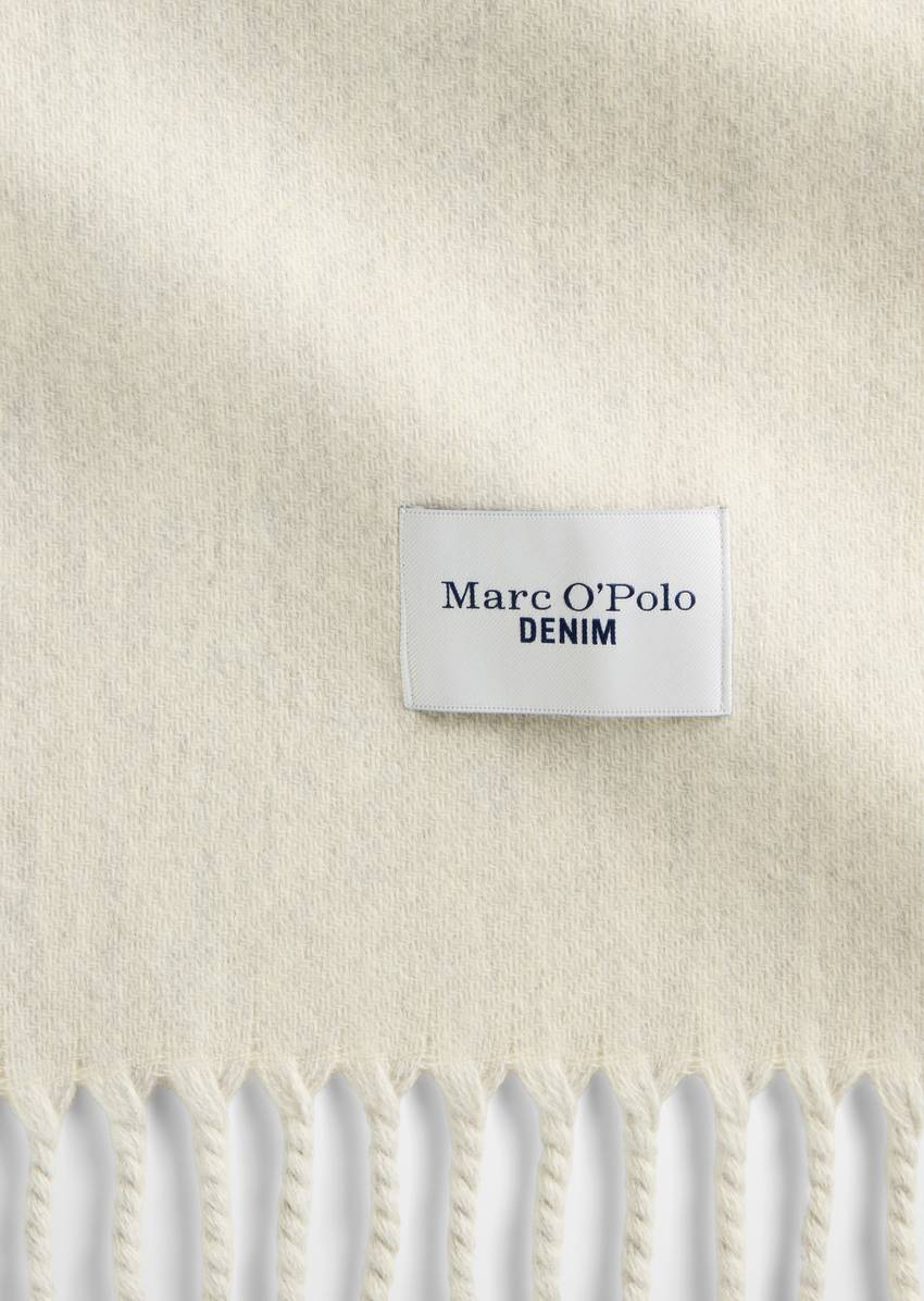 Wool scarf with long fringes