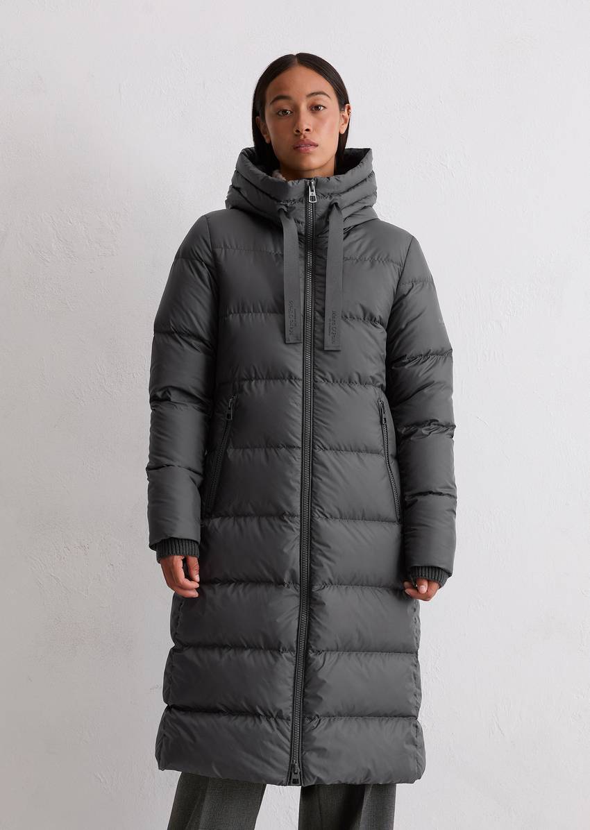 Hooded down coat fitted with water-repellent surface