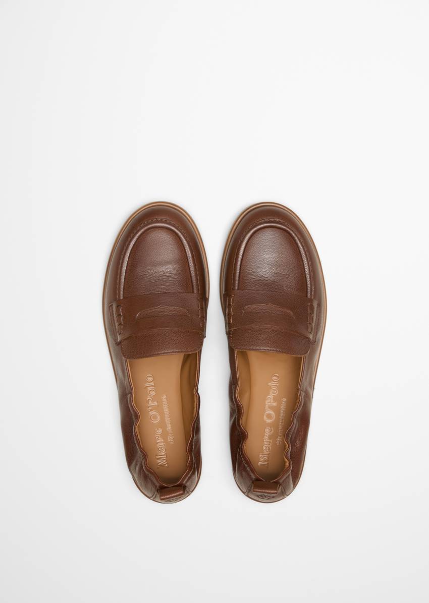 Loafer with elastic heel edge