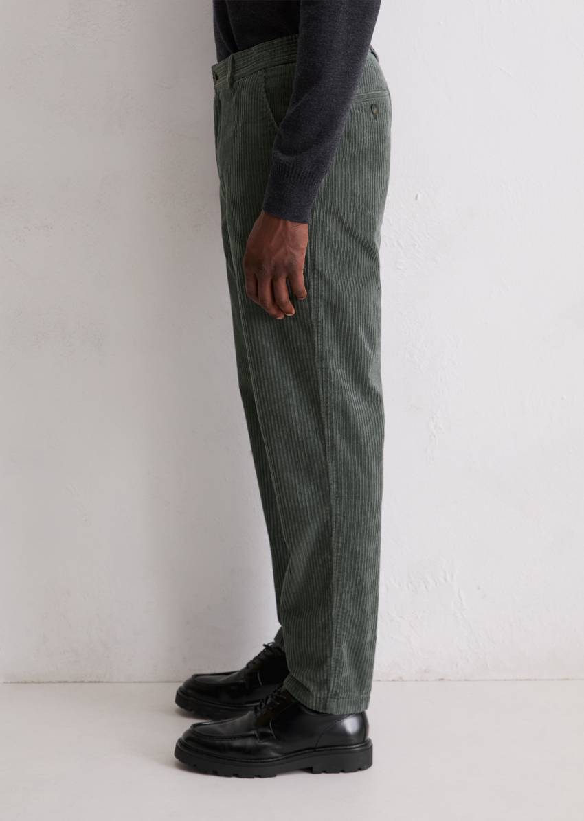 Relaxed corduroy trousers with wide ribbed structure