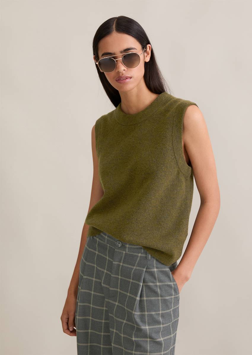 Sweater regular made from a soft virgin wool blend