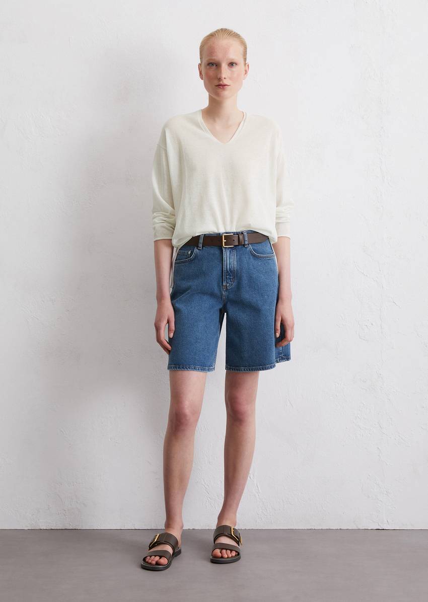 Fine knit sweater loose made from an organic cotton mix