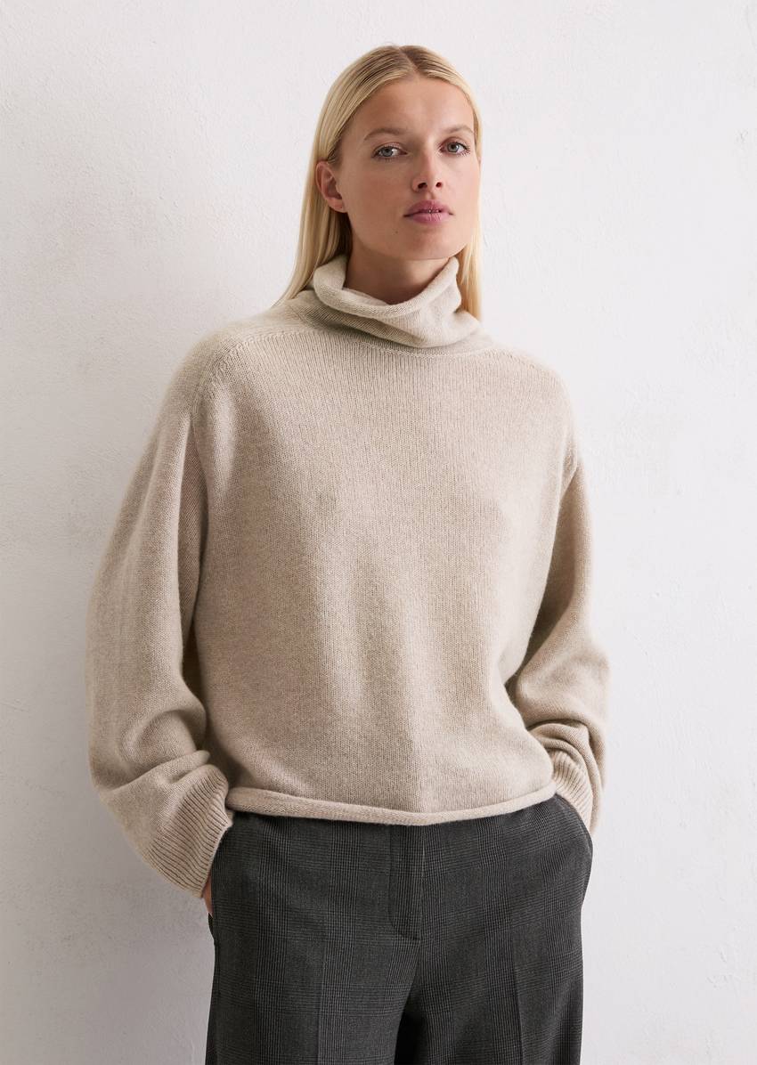 Relaxed turtleneck sweater made from a soft merino wool blend