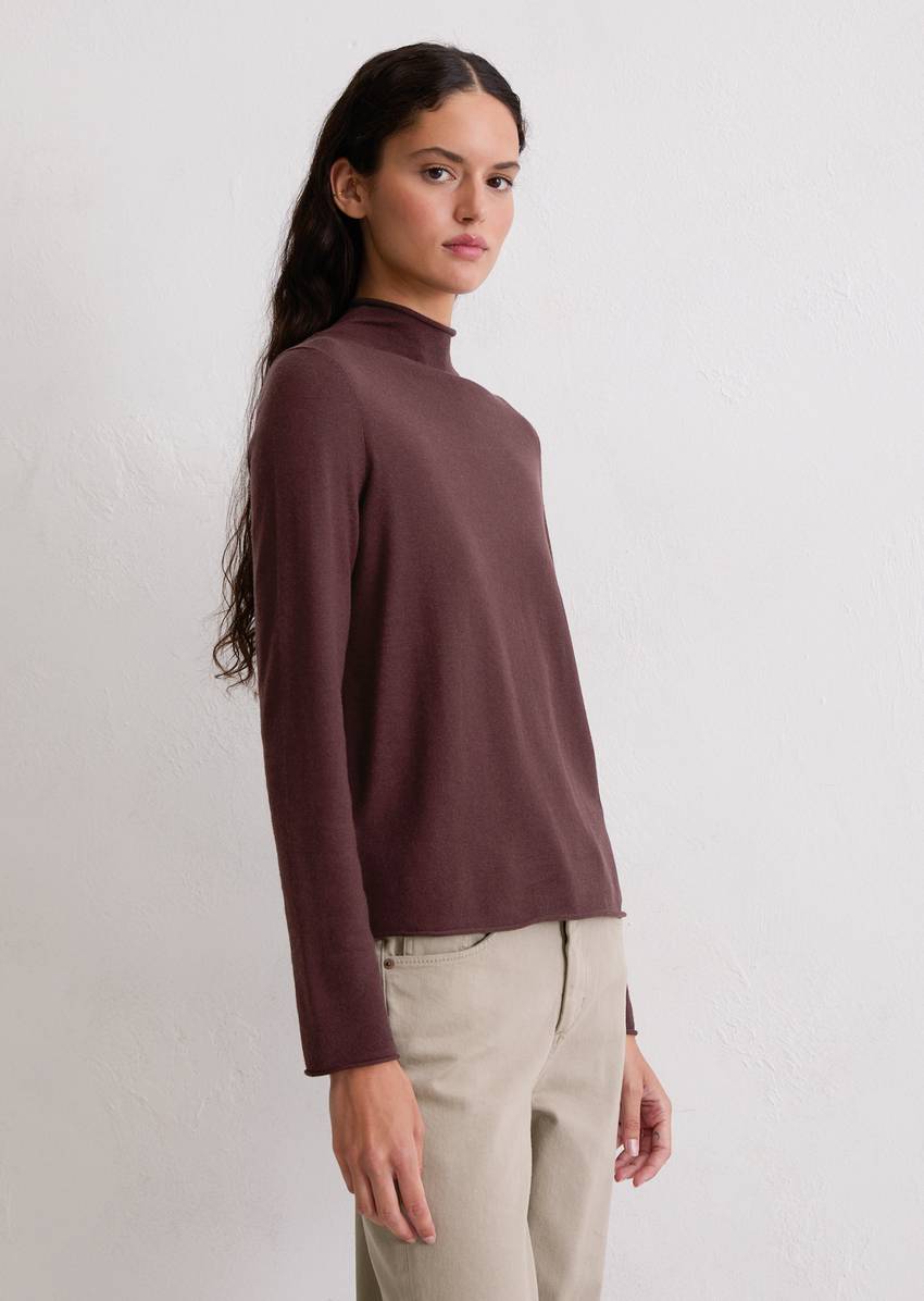 Turtleneck sweater slim made from a fine virgin wool/viscose blend