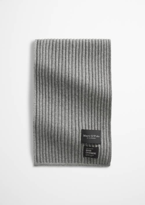 Knitted scarf made from the finest cashmere