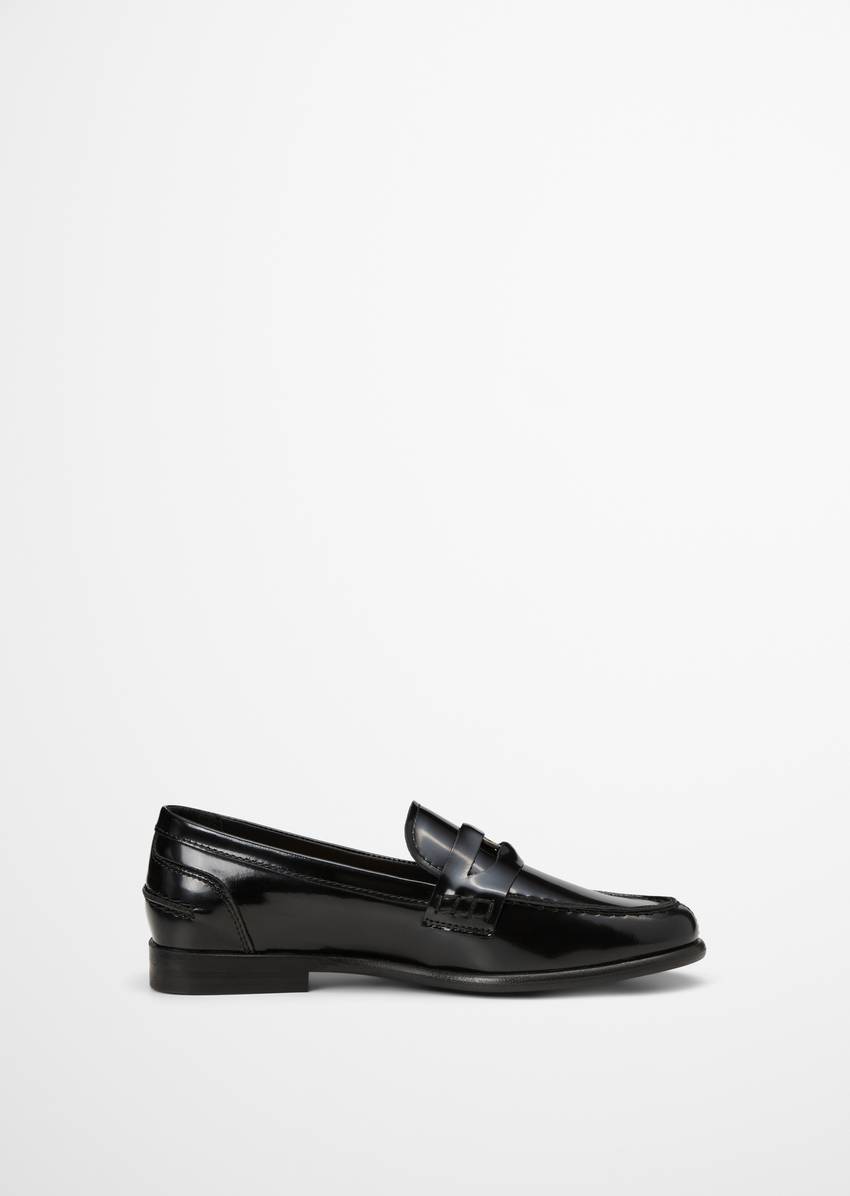 Penny loafer made of patent leather with coin