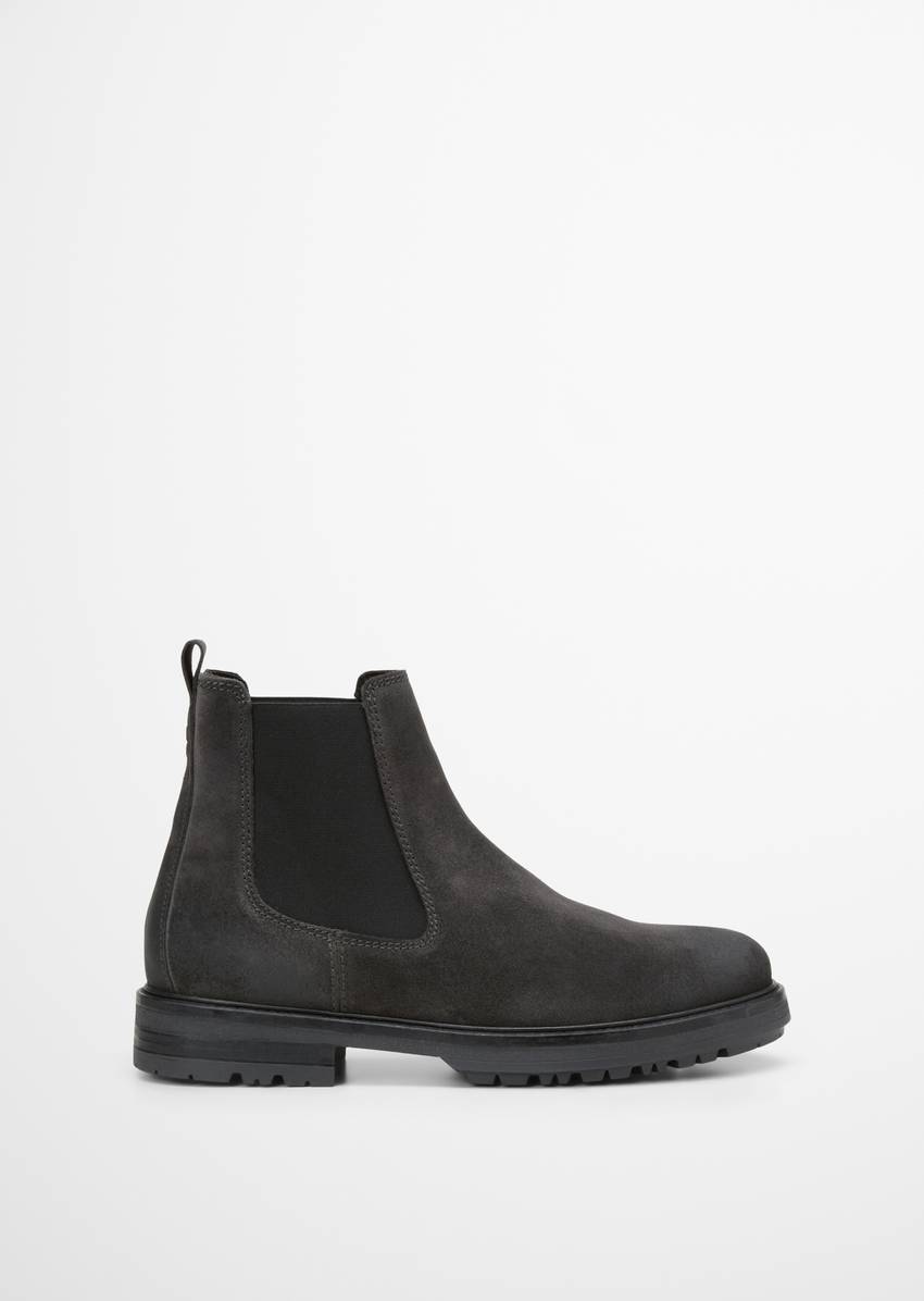 Chelsea boot made from fine suede cowhide