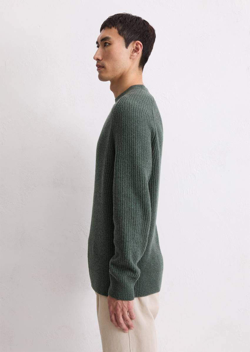 Sweater regular made from a soft virgin wool blend
