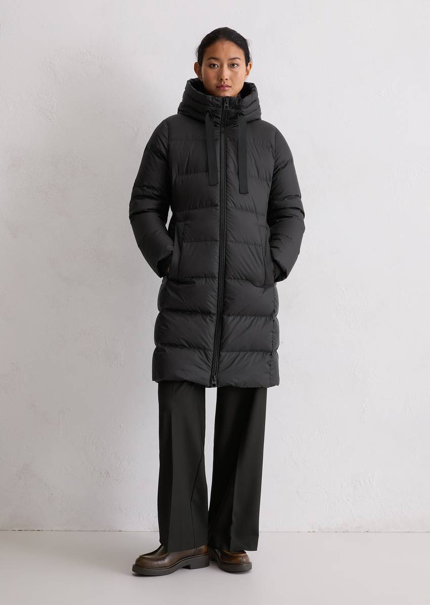 Hooded down coat shaped with water-repellent surface