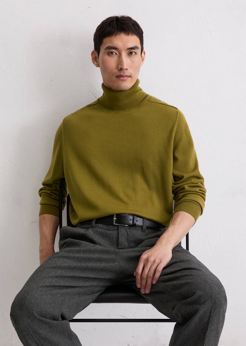 Regular turtleneck sweater made from soft merino wool