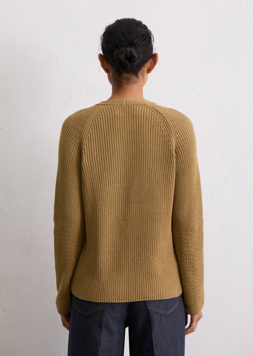 V-neck knitted sweater relaxed made from soft cotton yarn
