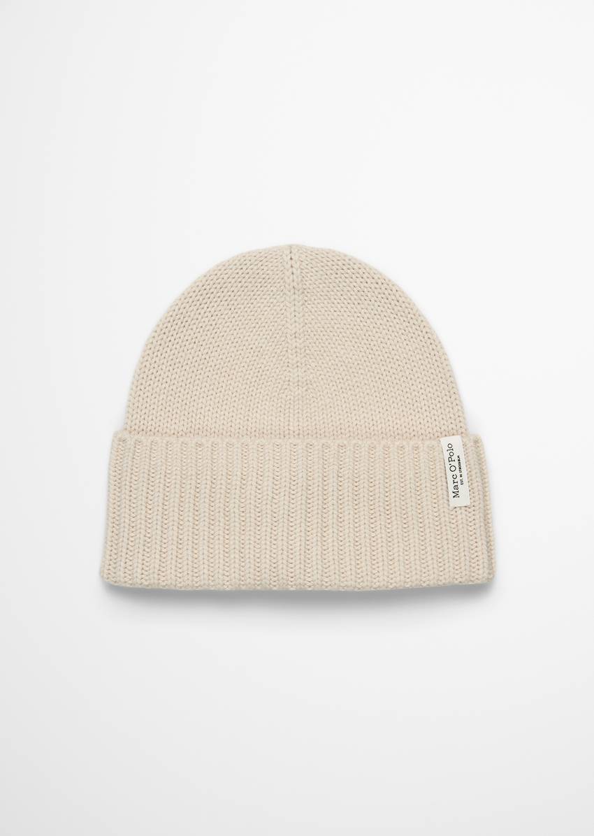 Knitted cap with luxurious cashmere