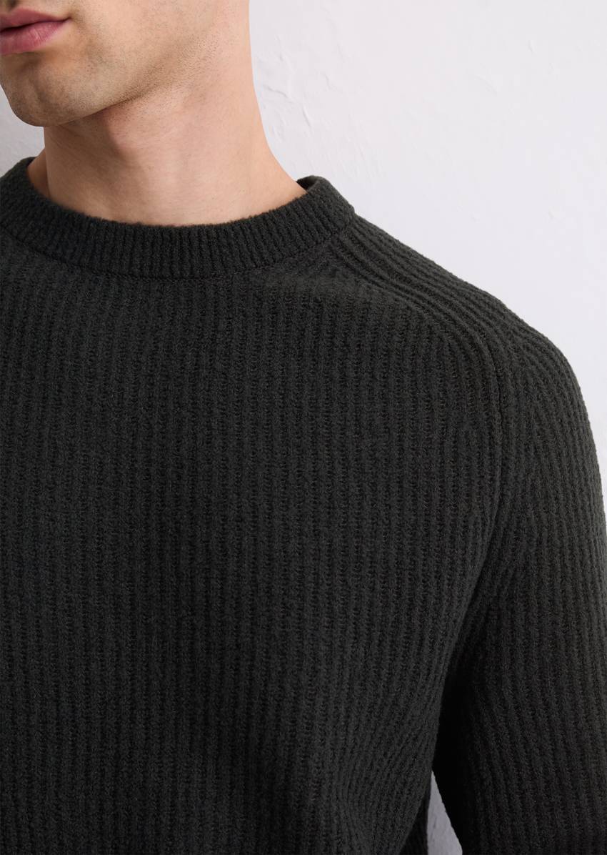 Sweater regular made from a soft virgin wool blend
