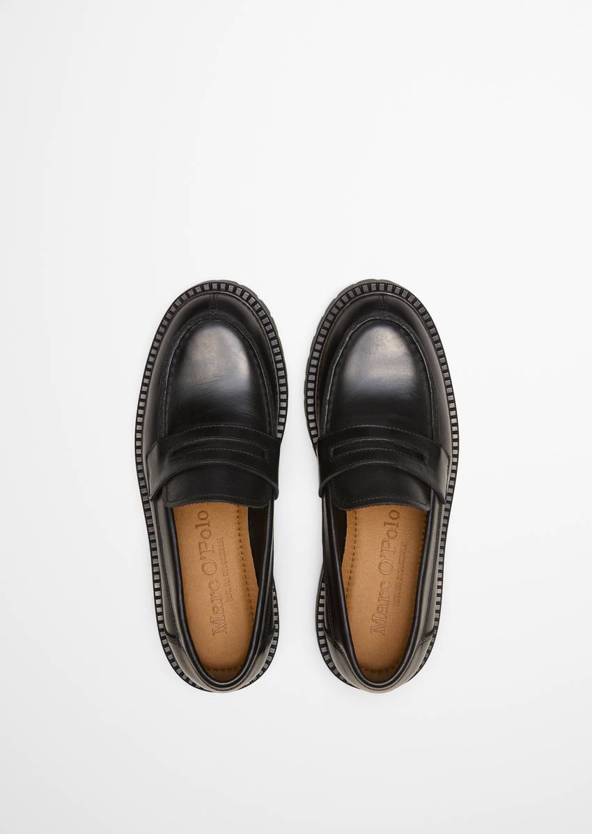 Loafer with robust tread outsole