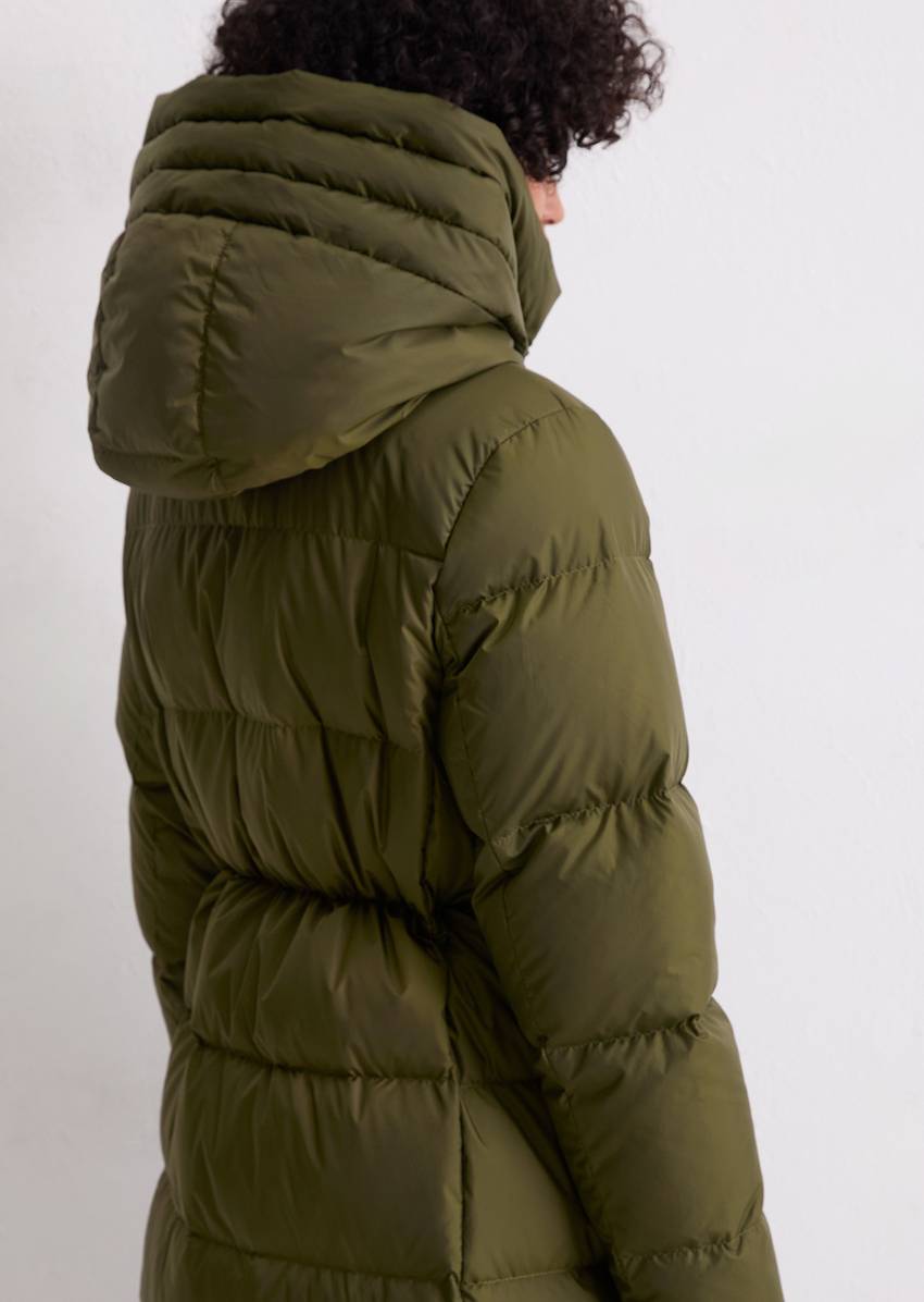 Hooded down coat fitted with water-repellent surface