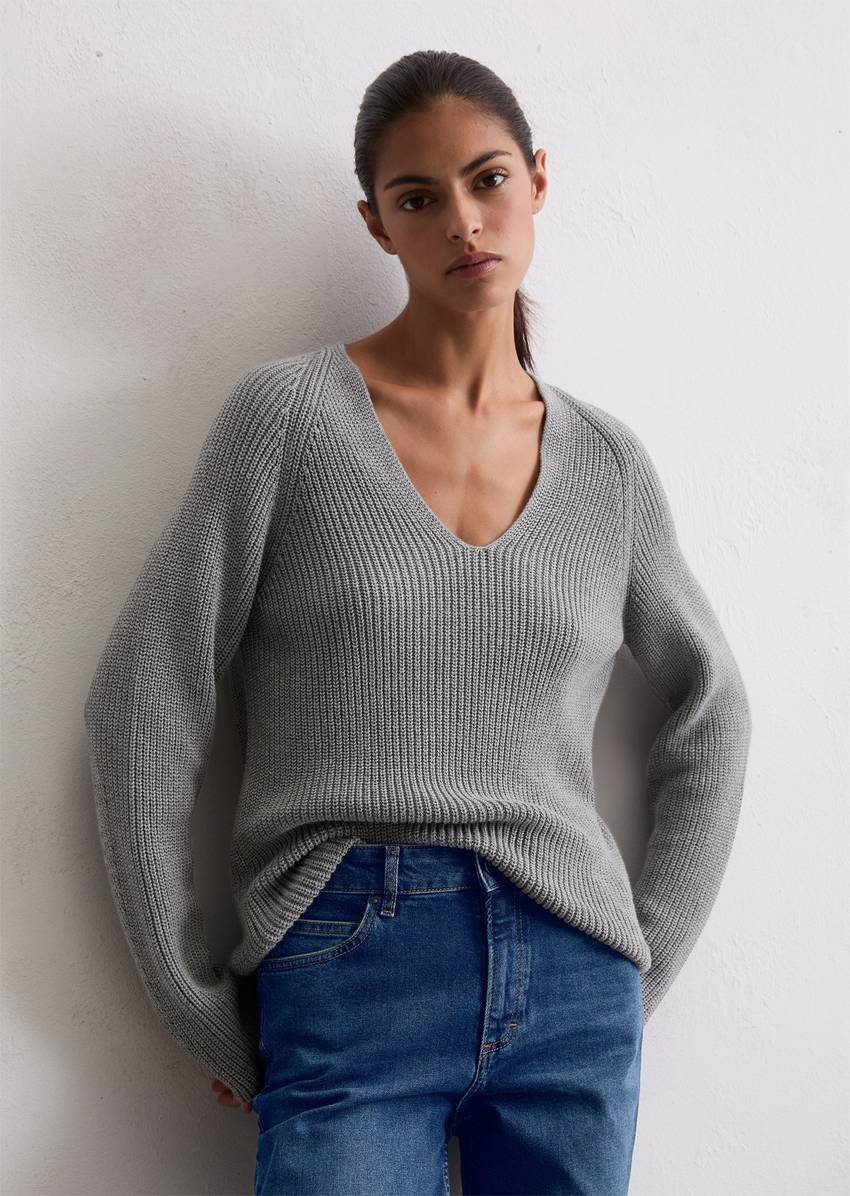 V-neck knitted sweater relaxed made from soft cotton yarn