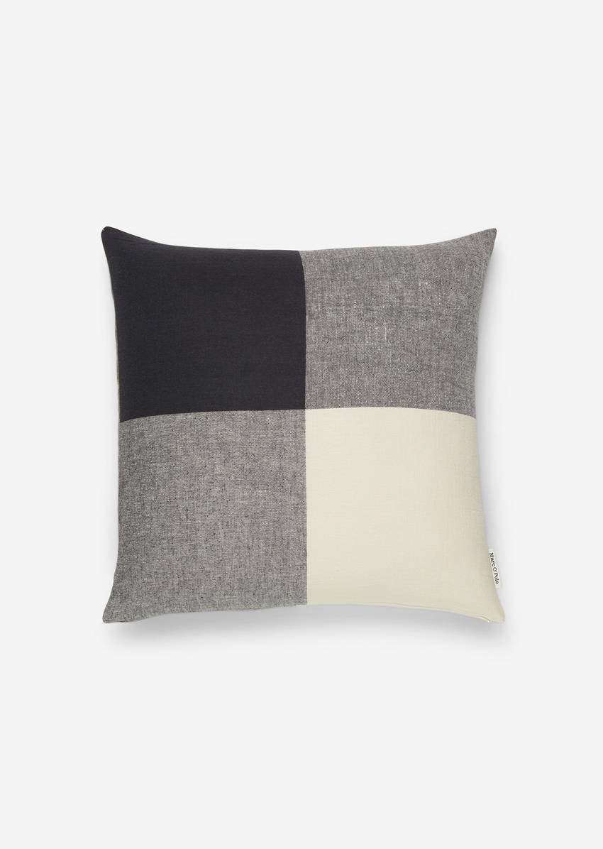 Decorative cushion model Erlend made from an organic cotton/linen blend