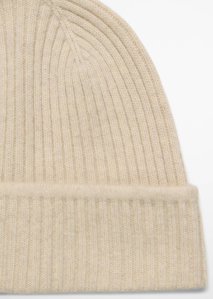 Knitted cap made from the finest cashmere