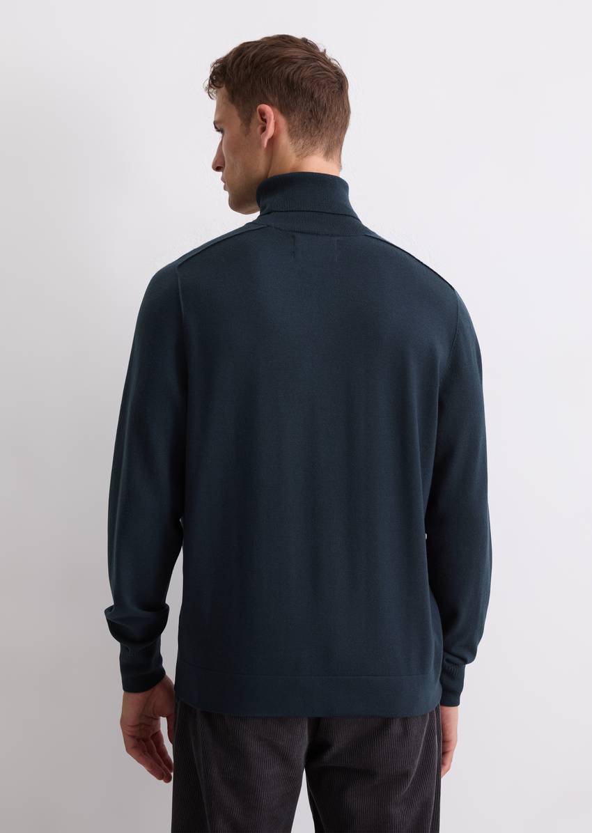 Regular turtleneck sweater made from soft merino wool
