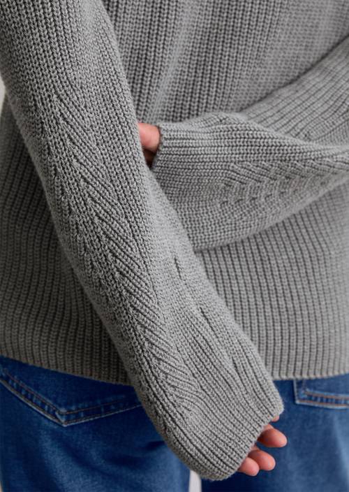 V-neck knitted sweater relaxed made from soft cotton yarn