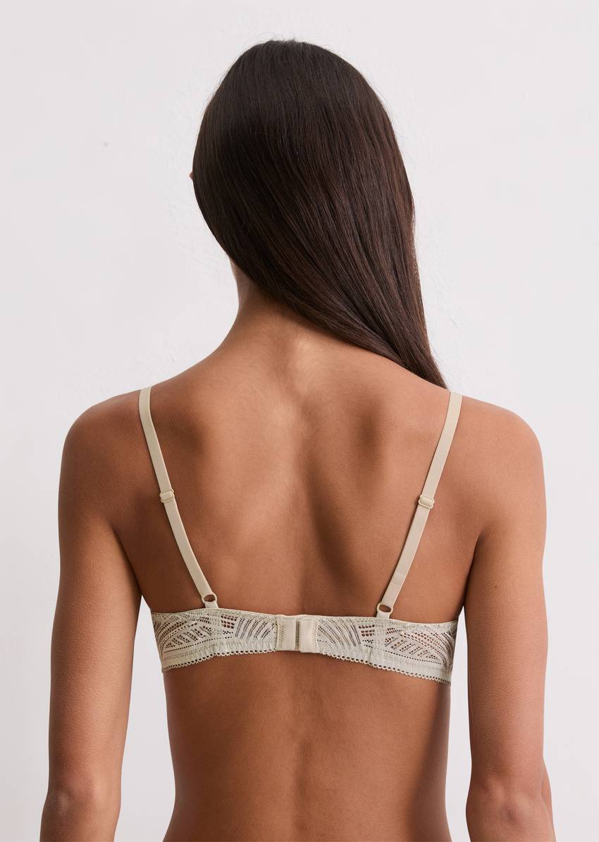 T-shirt bra with underwire and lace