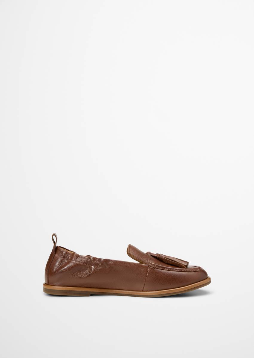 Loafer with elastic heel edge