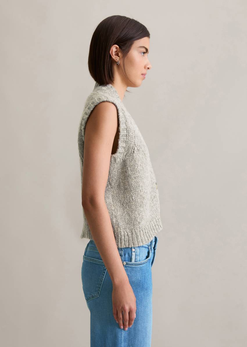 Sleeveless cropped cardigan made from a cozy virgin wool/alpaca blend