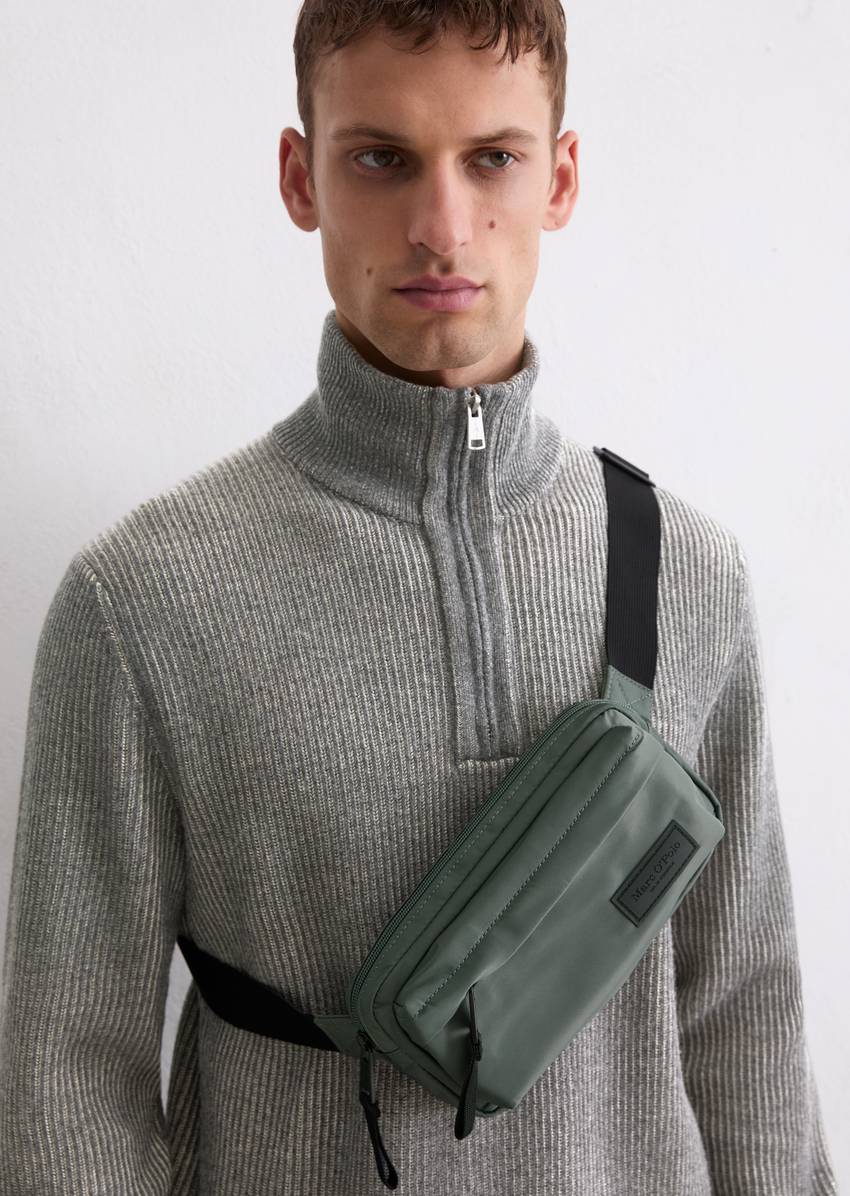 Fanny pack with outer compartment