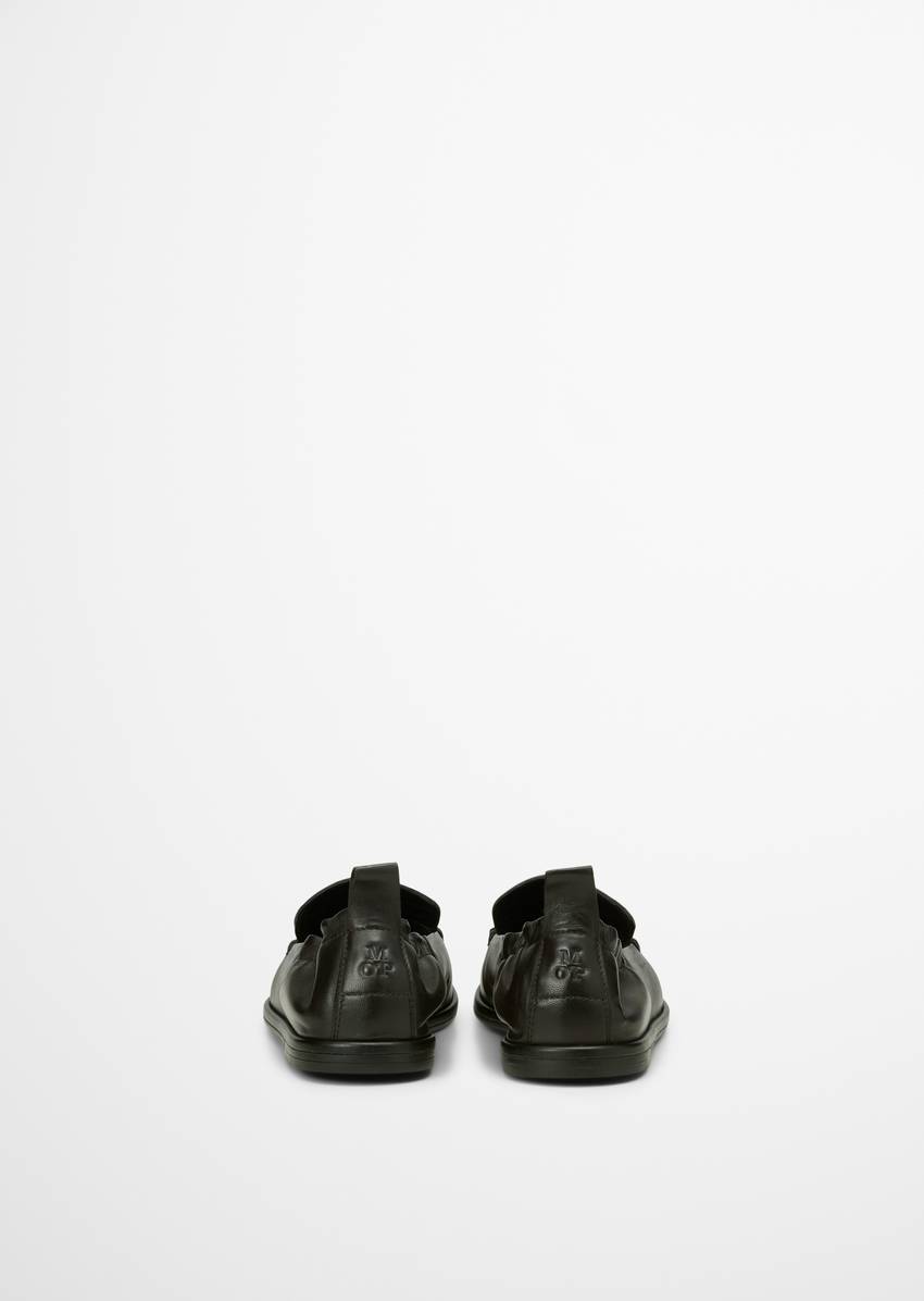 Loafer with elastic heel edge