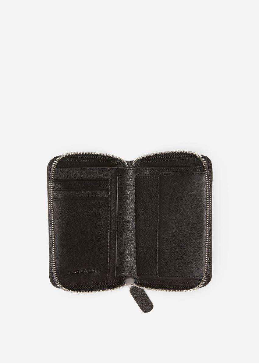 Zip purse made of high-quality leather material