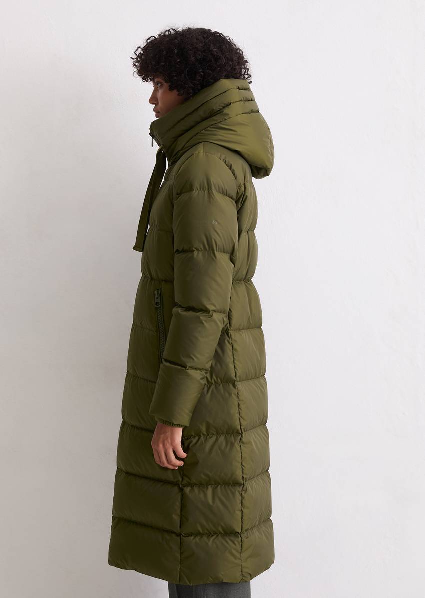 Hooded down coat fitted with water-repellent surface