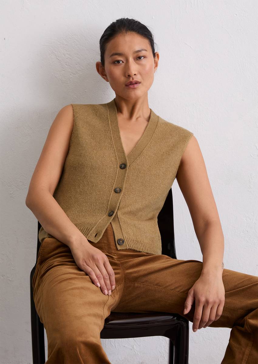 Sleeveless knitted vest relaxed made from a soft virgin wool blend