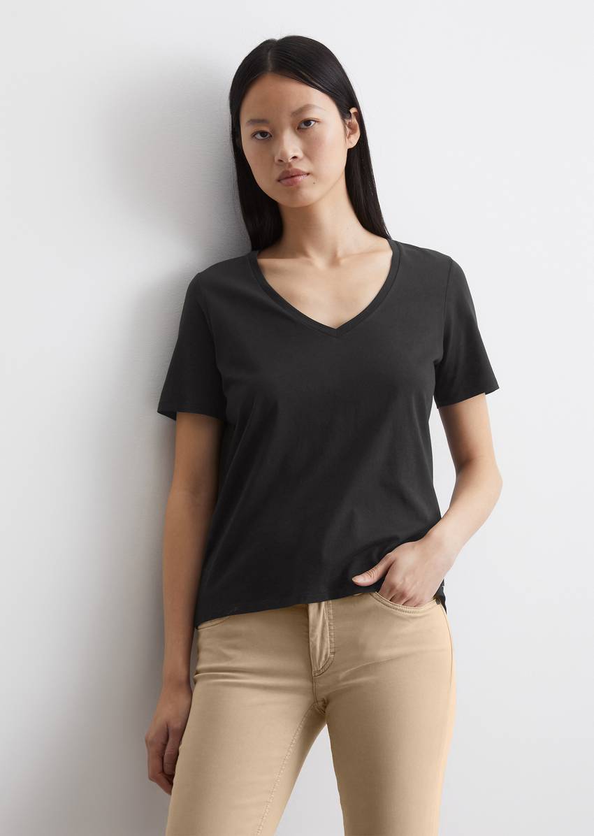 V-neck T-shirt, regular fit made of organic cotton