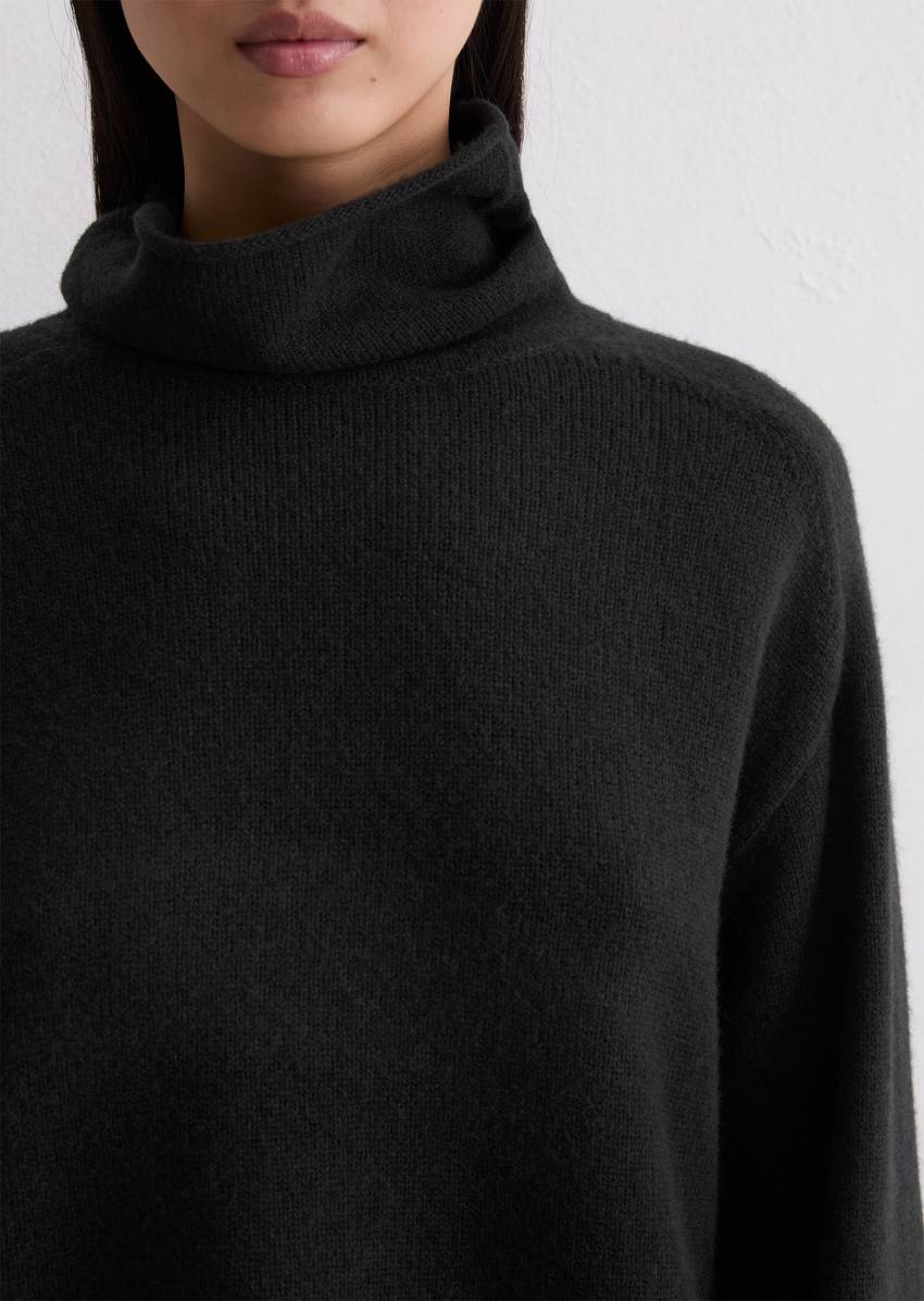 Relaxed turtleneck sweater made from a soft merino wool blend