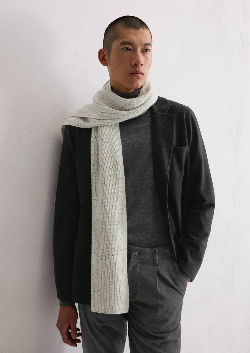 Knitted scarf made from a recycled sheep's wool mix