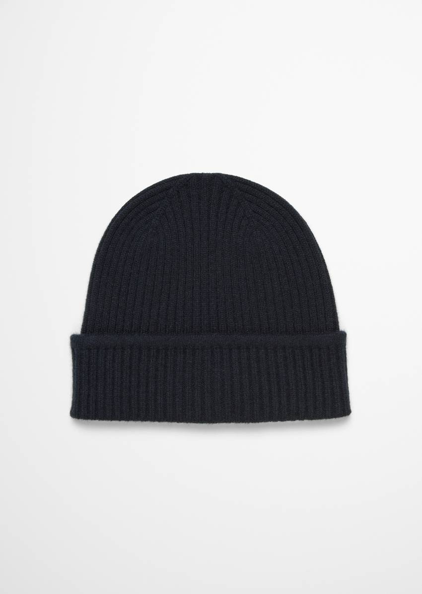 Knitted cap made from the finest cashmere