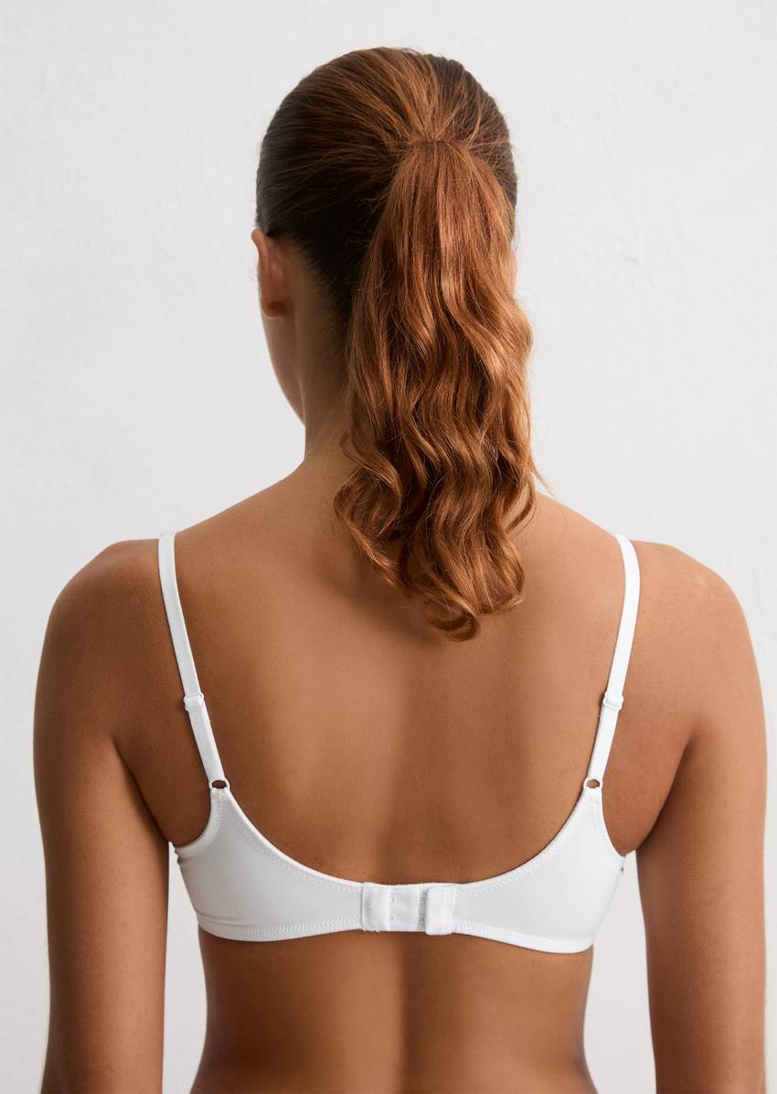 Underwired bra with underwire and lace