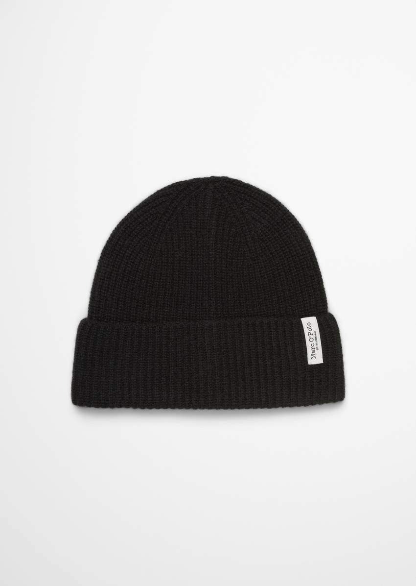 Knitted cap made from a merino wool mix