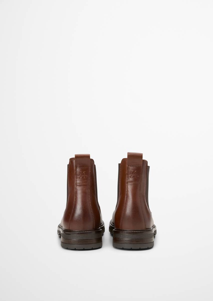 Chelsea boot made from fine cowhide