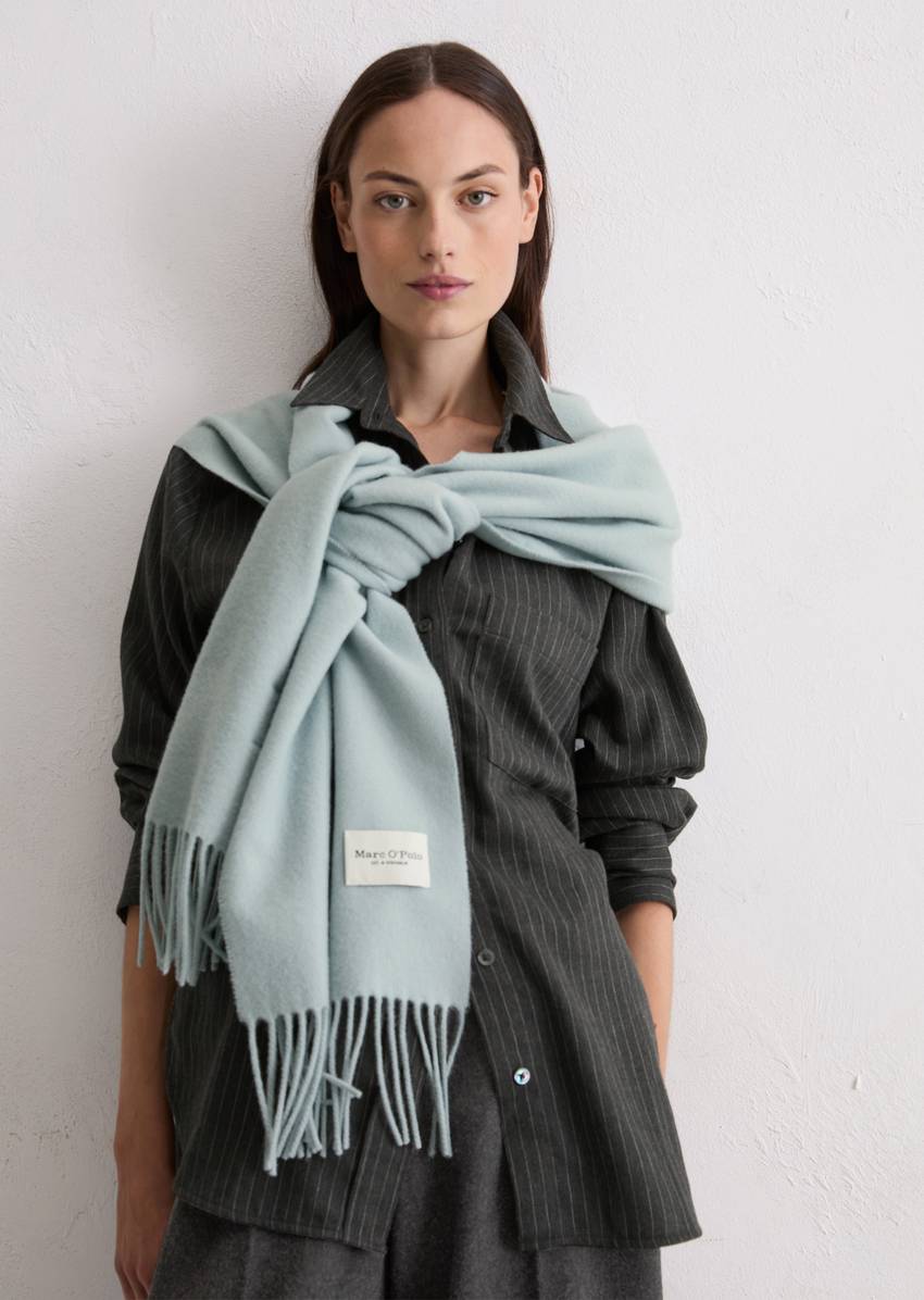 Scarf with fringes made from soft new wool